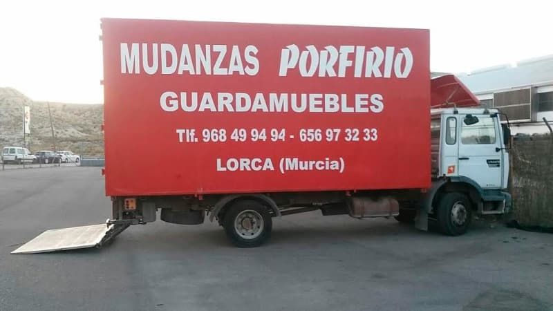 Mudanzas Porfirio camion estacionado